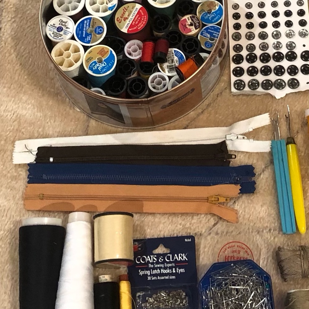 Threads and needles - Picture 2 of 2